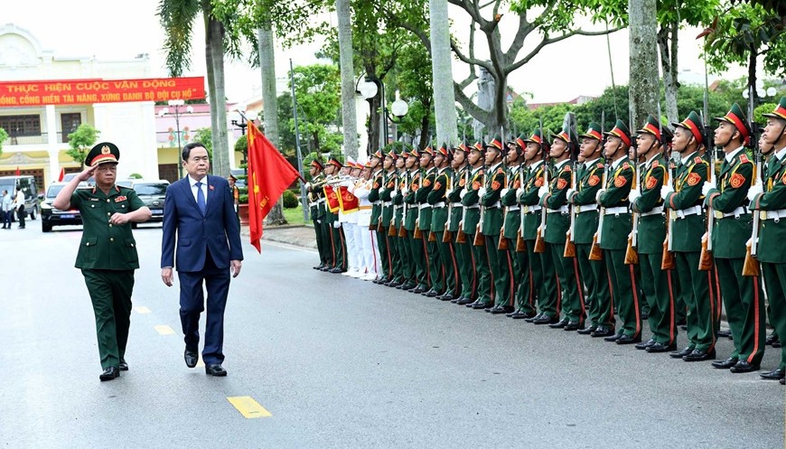  Chủ tịch Quốc hội Trần Thanh Mẫn duyệt đội danh dự. Ảnh: LÂM HIỂN