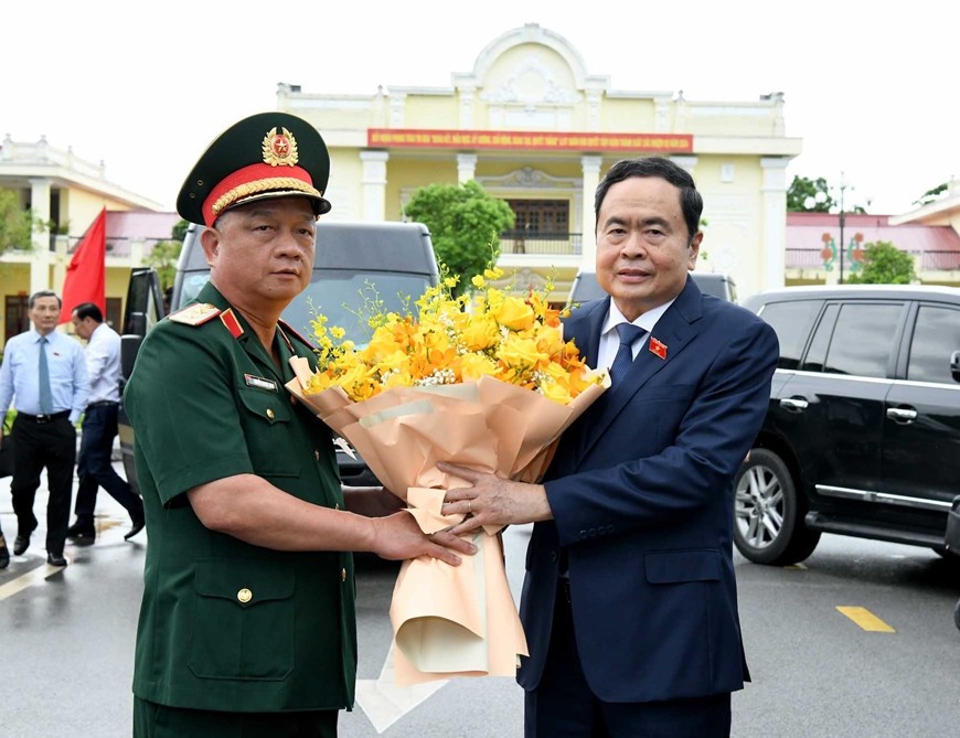 Trung tướng Nguyễn Quang Ngọc, Ủy viên Trung ương Đảng, Tư lệnh Quân khu 3 tặng hoa Chủ tịch Quốc hội Trần Thanh Mẫn. Ảnh: LÂM HIỂN