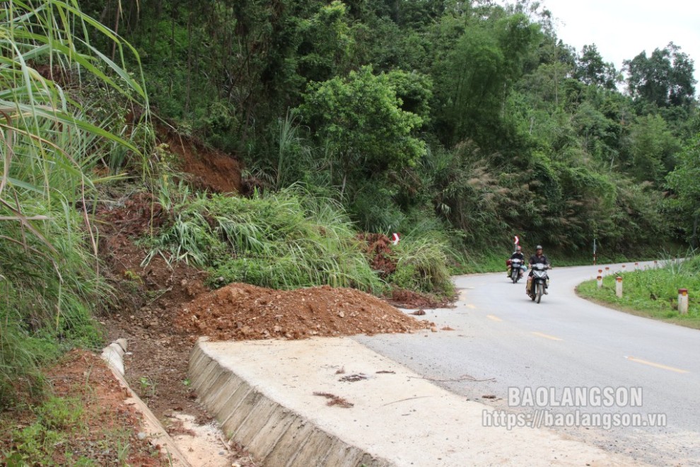 Sạt lở đất tràn xuống ½ lòng đường, ngay đoạn cua khiến người tham gia giao thông gặp khó khăn, hạn chế tầm nhìn (ảnh chụp lúc 13 giờ, ngày 17/7/2024).