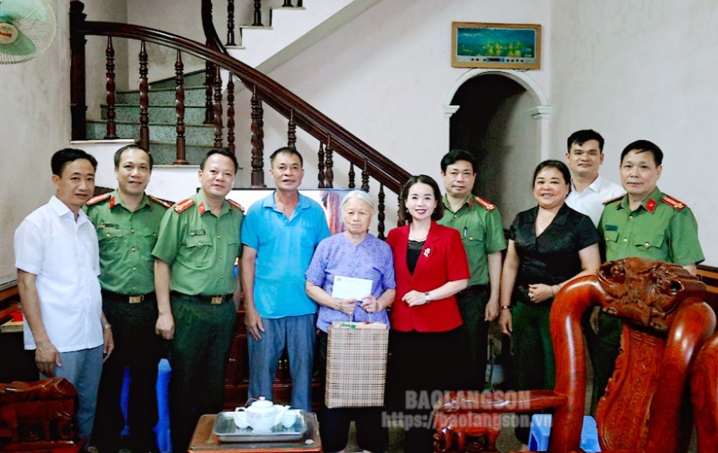 Đoàn công tác thăm hỏi, tặng quà gia đình liệt sĩ Hoàng Văn Ân tại thôn Rọ Phải, xã Mai Pha 