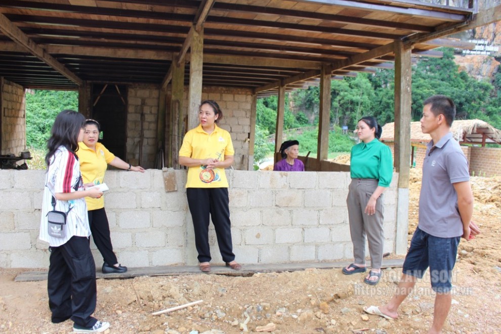 Các thành viên trong đoàn khảo sát nhà sàn tại khu vực gần điểm hang Thẩm Khuyên - Thẩm Hai, huyện Bình Gia