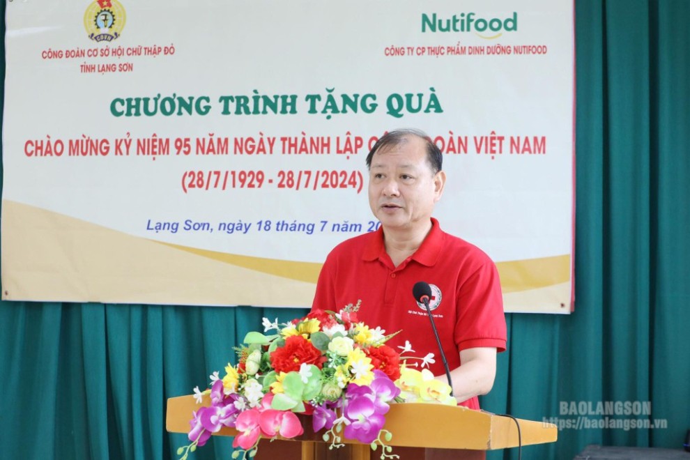 Lãnh đạo Hội Chữ thập đỏ tỉnh phát biểu tại chương trình