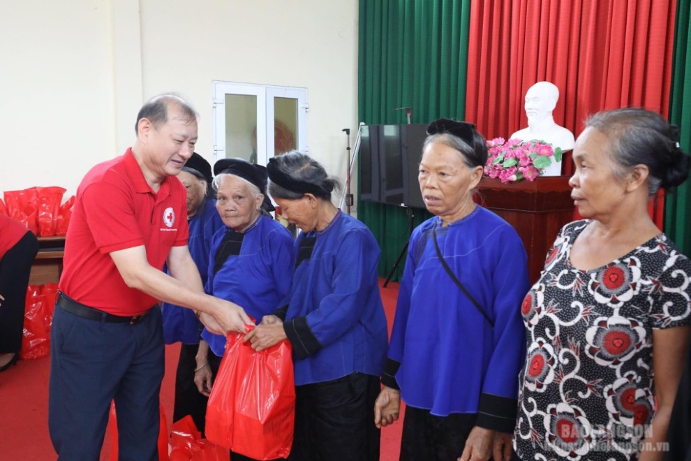 Lãnh đạo Hội Chữ thập đỏ tỉnh trao quà cho người cao tuổi có hoàn cảnh khó khăn tại chương trình