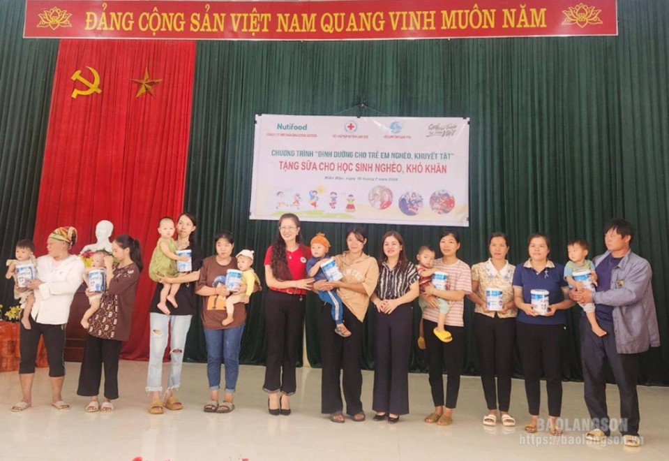 Lãnh đạo Hội Chữ thập đỏ tỉnh cùng Hội Liên hiệp Phụ nữ tỉnh trao sữa cho trẻ em nghèo, trẻ khuyết tật tại chương trình