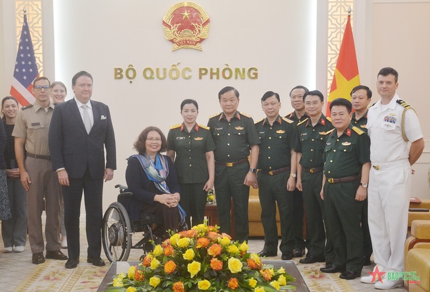 Thượng tướng Hoàng Xuân Chiến và Thượng nghị sĩ Tammy Duckworth cùng các thành viên trong đoàn.