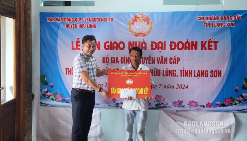 
Lãnh đạo Chi nhánh Xăng dầu tỉnh trao kinh phí hỗ trợ nhà đại đoàn kết cho hộ gia đình ông Nguyễn Văn Cấp
