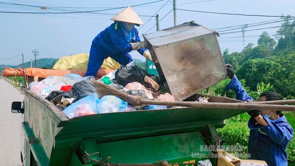 Công nhân Công ty TNHH MTV Áo Xanh (Đình Lập) thu gom rác thải tại khu vực nông thôn