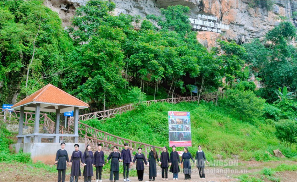 Cán bộ, người dân và học sinh trên địa bàn huyện Bình Gia tham quan,                    chụp ảnh lưu niệm tại hang Thẩm Khuyên – Thẩm Hai