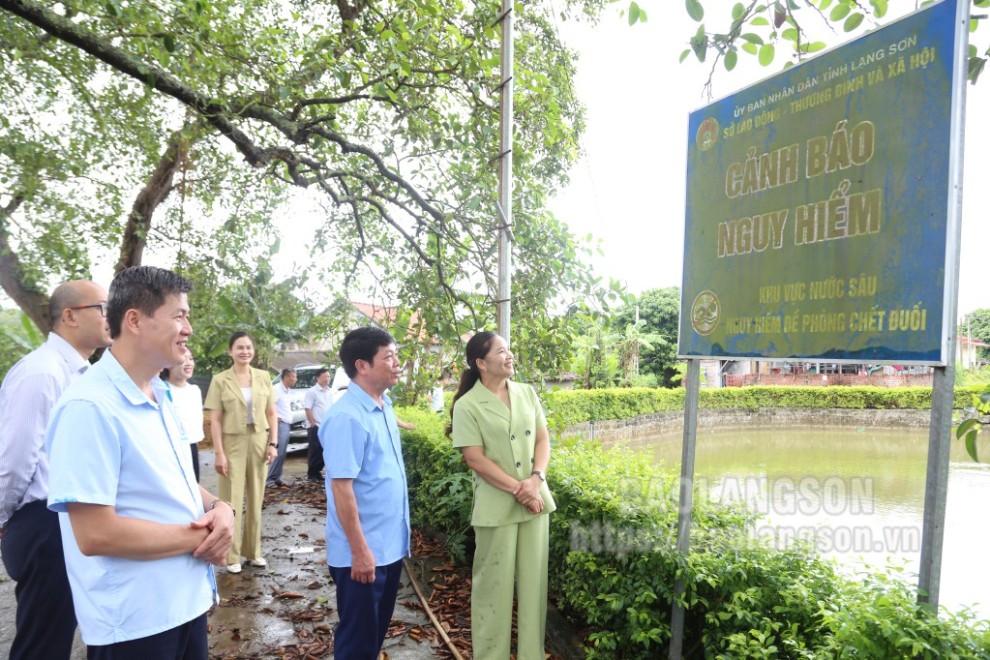 Đoàn khảo sát điểm đặt biển cảnh báo nguy hiểm đuối nước cho trẻ