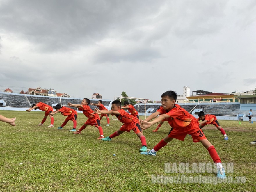 Các cầu thủ nhí đội U11 tập luyện chuẩn bị cho vòng chung kết