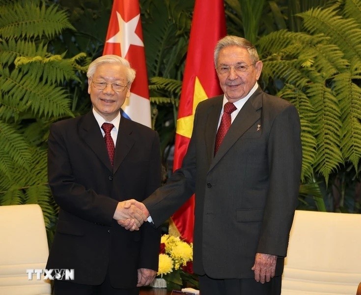 Đồng chí Raul Castro Ruz, Bí thư Thứ nhất Ban chấp hành Trung ương Đảng Cộng sản Cuba, Chủ tịch Hội đồng Nhà nước và Hội đồng Bộ trưởng Cộng hòa Cuba đón Tổng Bí thư Nguyễn Phú Trọng chiều 29-3-2018, tại Cung Cách mạng ở Thủ đô La Habana. Ảnh: TTXVN 