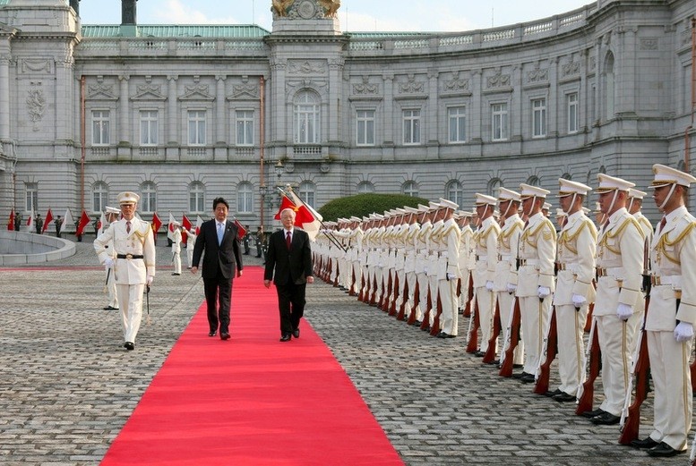 Tổng Bí thư Nguyễn Phú Trọng và Thủ tướng Nhật Bản Abe Shinzo duyệt đội danh dự, ngày 15-9-2015. Ảnh: VGP 