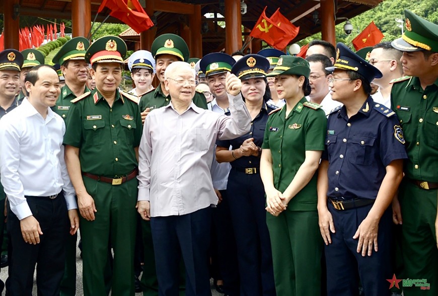 Tổng bí thư Nguyễn Phú Trọng thăm hỏi cán bộ, chiến sĩ và lực lượng chức năng làm nhiệm vụ tại cửa khẩu Quốc tế Hữu Nghị (Lạng Sơn) trong chuyến công tác của Tổng Bí thư tại tỉnh Lạng Sơn vào tháng 8-2023: Ảnh: Báo Biên Phòng