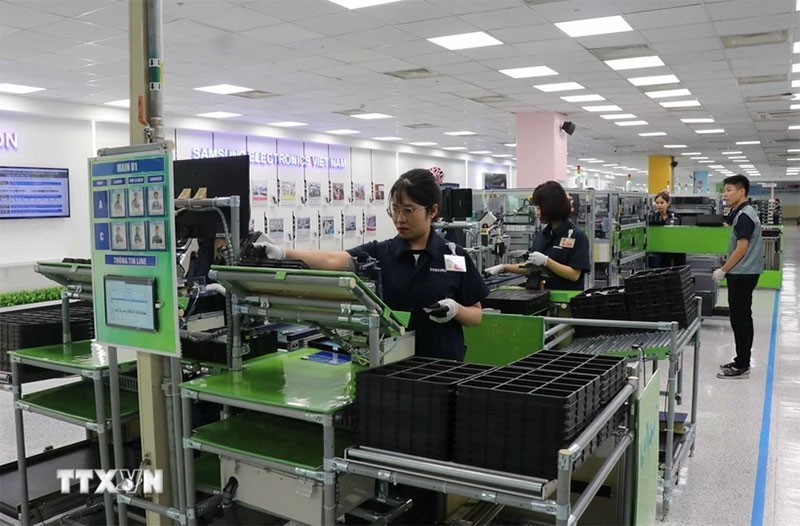 Công nhân Công ty TNHH Samsung Electronics Việt Nam, Khu công nghiệp Yên Phong, tỉnh Bắc Ninh trong ca làm việc. Ảnh: TTXVN