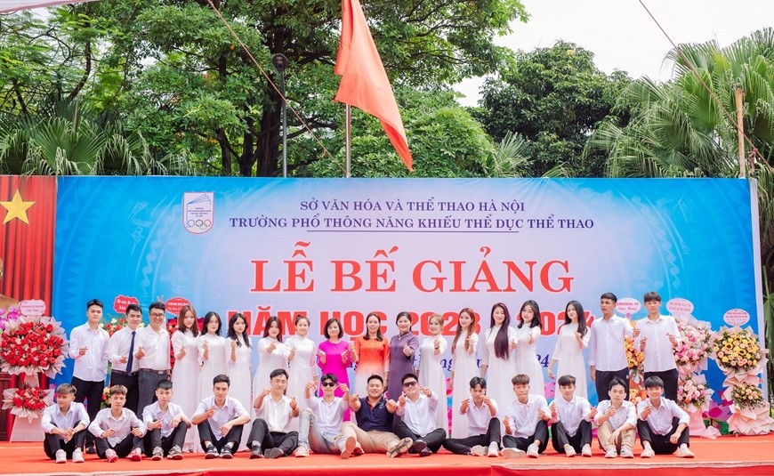  Học sinh khối 12 và các giáo viên Trường Phổ thông năng khiếu Thể dục thể thao Hà Nội tại Lễ bế giảng năm học 2023-2024. 