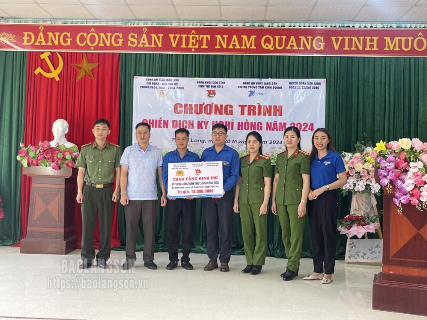 Ban tổ chức chương trình trao biển hỗ trợ công trình thắp sáng đường thôn cho đại diện xã Thanh Long 