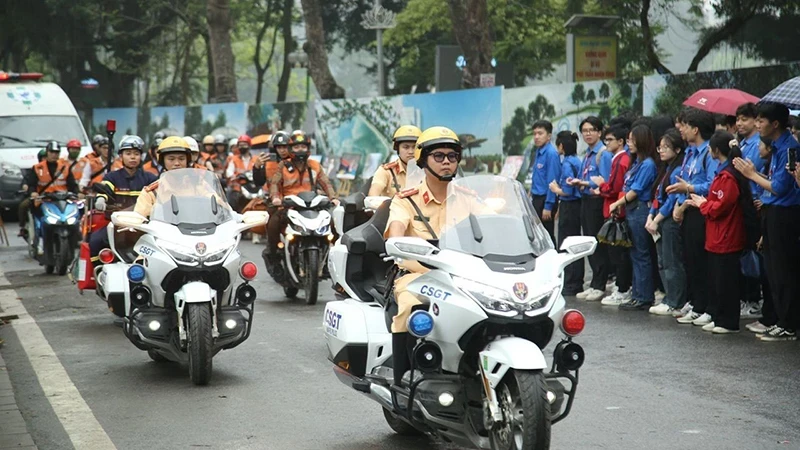 Ðoàn viên thanh niên các lực lượng của Thủ đô ra quân tuyên truyền về văn hóa giao thông. (Ảnh TRUNG ƯƠNG HỘI LIÊN HIỆP THANH NIÊN VIỆT NAM cung cấp)