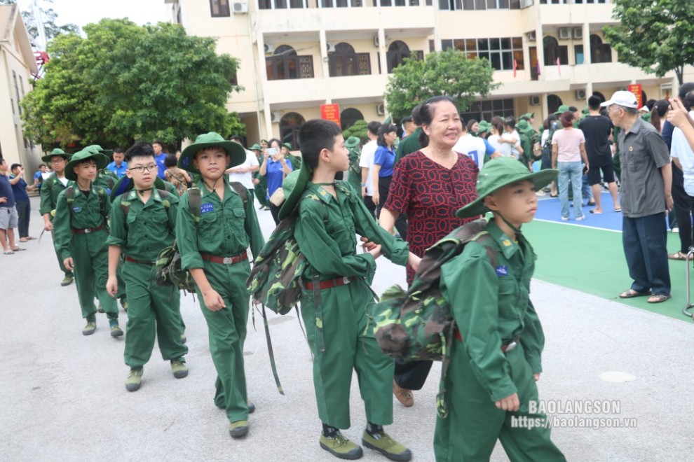 Chiến sỹ nhí chia tay gia đình để di chuyển đến đơn vị huấn luyện