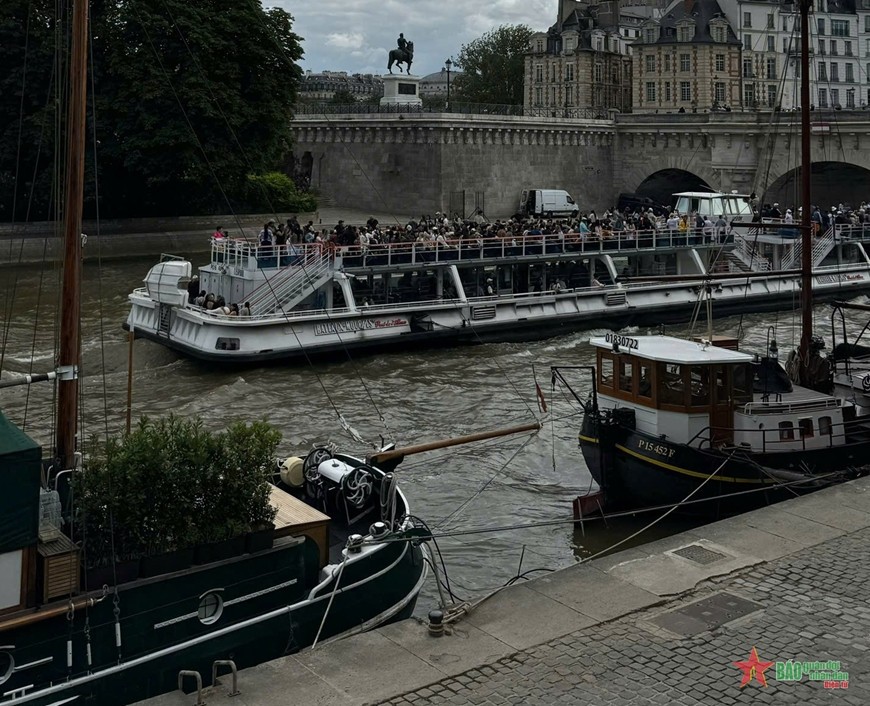 Sông Seine sát đến ngày thi đấu ở Olympic Paris 2024 vẫn tấp nập trên bến dưới thuyền. 