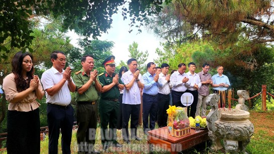 Đoàn đại biểu tỉnh Lạng Sơn thành kính làm lễ dâng hương, dâng hoa viếng mộ Đại tướng Võ Nguyên Giáp