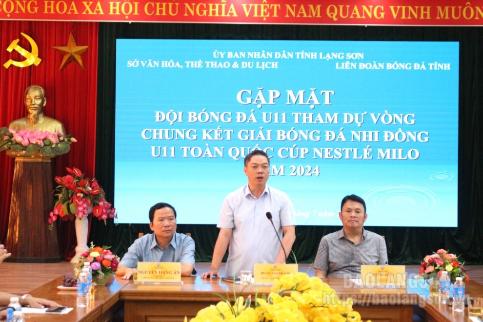 Đồng chí Đoàn Thanh Sơn, Phó Chủ tịch UBND tỉnh phát biểu động viên đội bóng U11 trước khi tham dự vòng chung kết giải