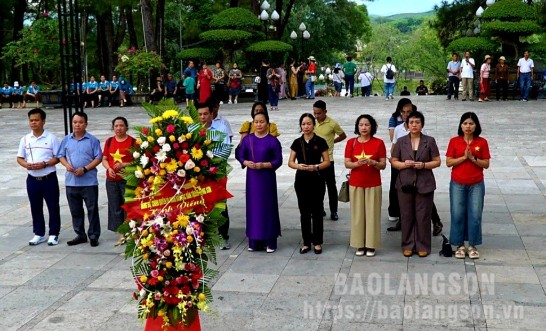 
Đoàn đại biểu thành phố Lạng Sơn làm lễ dâng hương, dâng hoa tại Đài tưởng niệm Nghĩa trang liệt sĩ quốc gia Trường Sơn
