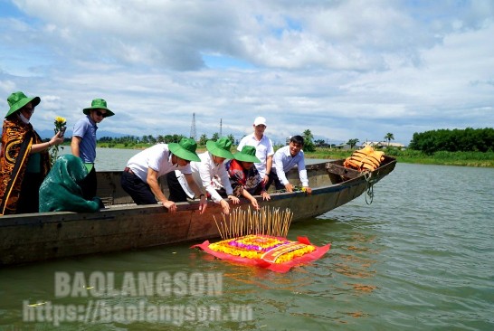 
Đoàn đại biểu thành phố Lạng Sơn thả bè hoa tưởng nhớ các liệt sĩ đã hy sinh trên dòng sông Thạch Hãn
