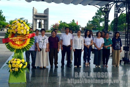 
Đoàn đại biểu thành phố Lạng Sơn làm lễ dâng hương, dâng hoa tại Đài tưởng niệm Nghĩa trang liệt sĩ quốc gia Đường 9, tỉnh Quảng Trị
