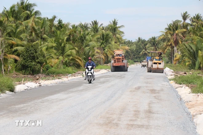 Thi công tuyến tránh Mỹ Phước Trung, huyện Mỏ Cày Bắc, tỉnh Bến Tre, với chiều dài hơn 3,3km, tổng vốn đầu tư gần 180 tỷ đồng. (Ảnh Công Trí/TTXVN)