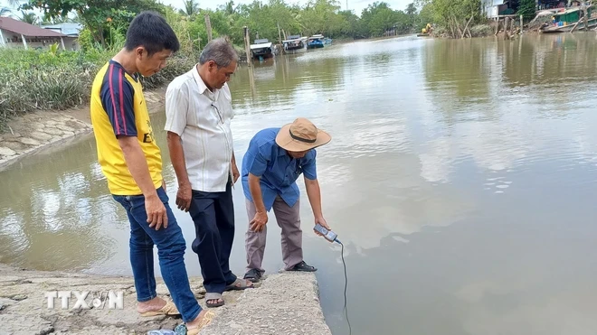 Đo mặn ở các huyện ven sông Hậu tỉnh Sóc Trăng. (Ảnh: Tuấn Phi/ TTXVN)