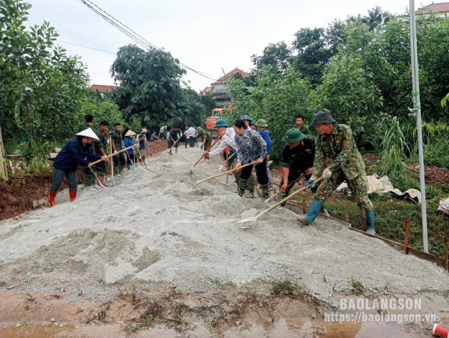 Lãnh đạo Văn Phòng điều phối xây dựng nông thôn mới tỉnh, lãnh đạo UBND huyện và cán bộ chiến sĩ Trung đoàn 123 tham gia giúp nhân dân làm đường