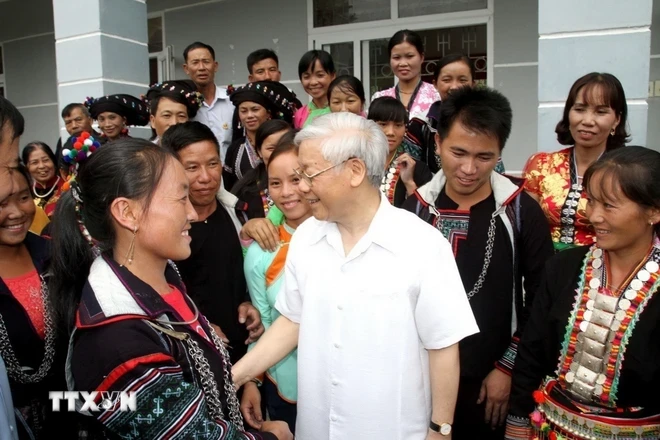 Tổng Bí thư Nguyễn Phú Trọng trò chuyện, động viên đồng bào các dân tộc tại xã Bản Bo, huyện Tam Đường vào tháng 7/2016. Ảnh: TTXVN phát