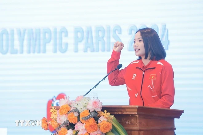 Vận động viên môn cầu lông Nguyễn Thùy Linh, đại diện các vận động viên tham dự Olympic Paris 2024 phát biểu. (Ảnh: Minh Quyết/TTXVN)