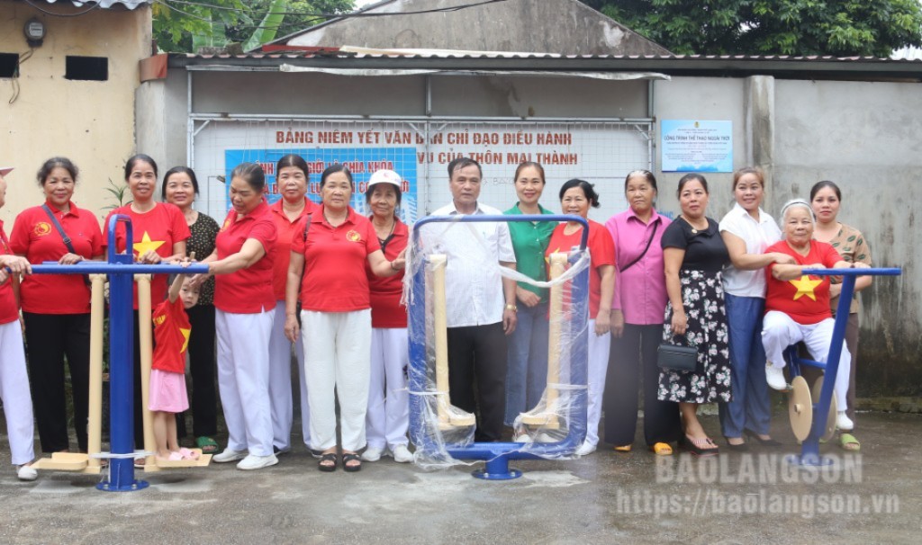 Người dân thôn Mai Thành, xã Mai Pha sử dụng các bộ dụng cụ sau khi được trao tặng