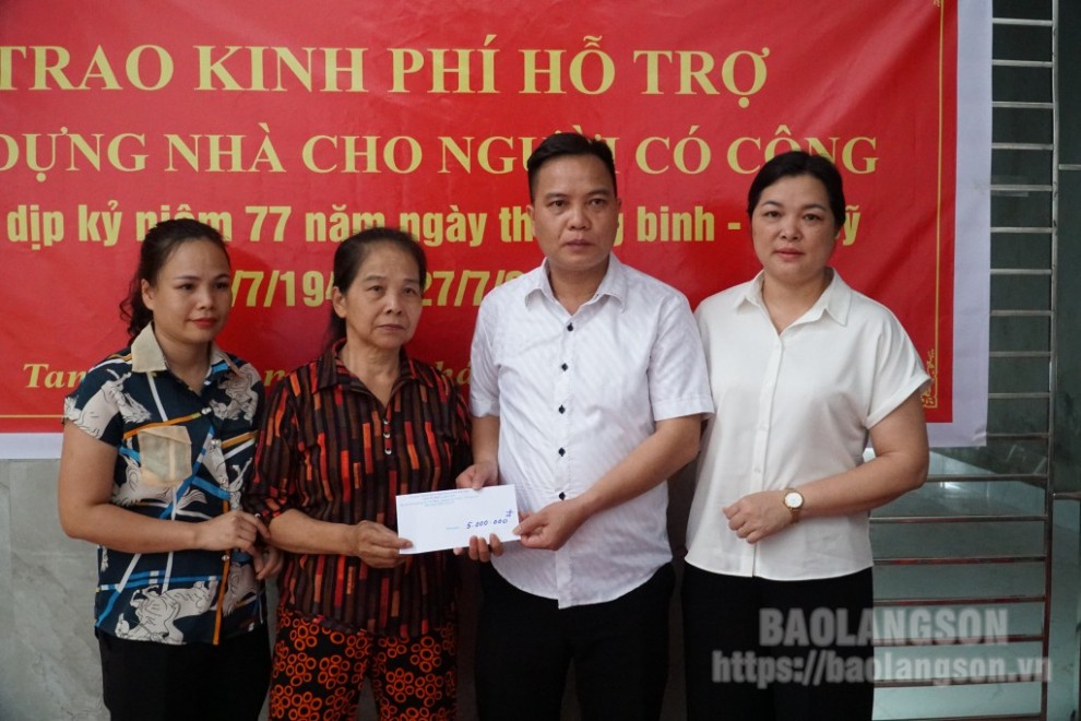 Lãnh đạo phường Tam Thanh, thành phố Lạng Sơn trao kinh phí hỗ trợ xây dựng nhà cho gia đình ông Dũng