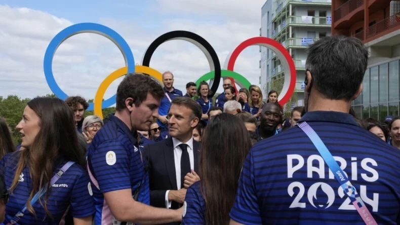 Tổng thống Pháp Emmanuel Macron tới thăm Làng vận động viên Olympic ở ngoại ô Paris. (Ảnh: AP)