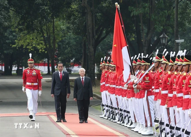 Sáng 23/8/2017, tại Phủ Tổng thống ở Thủ đô Jakarta, Tổng thống Indonesia Joko Widodo chủ trì Lễ đón và hội đàm với Tổng Bí thư Nguyễn Phú Trọng sang thăm chính thức Cộng hòa Indonesia từ 22-24/8/2017. (Ảnh: Trí Dũng/TTXVN)