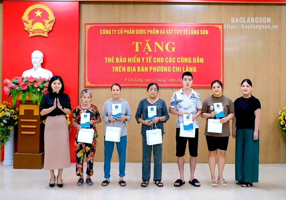 Lãnh đạo Ban Tuyên giáo Thành ủy trao thẻ bảo hiểm y tế và quà cho người dân có hoàn cảnh khó khăn tại phường Chi Lăng