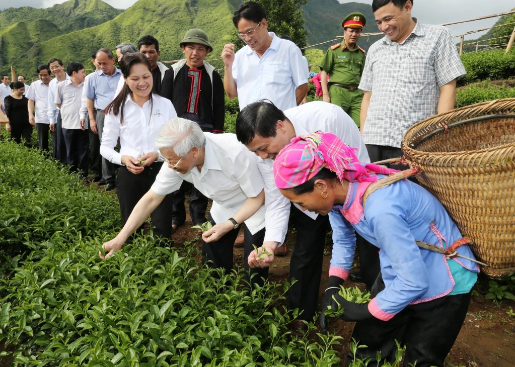 Sự giản dị, gần gũi của Tổng Bí thư khi đến thăm cuộc sống của người dân ở các thôn bản. (Ảnh:Trí Dũng/TTXVN)