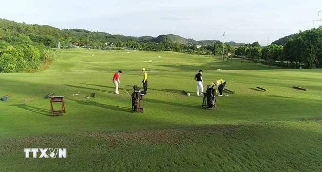 Du khách chơi golf kết hợp tham quan trải nghiệm tại sân golf Tràng An, huyện Nho Quan, tỉnh Ninh Bình. (Ảnh: Thùy Dung/TTXVN)