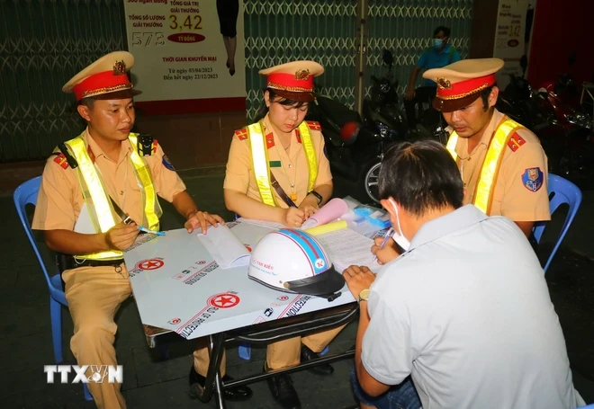 Lực lượng cảnh sát giao thông làm việc với người vi phạm Luật Giao thông đường bộ trên địa bàn thành phố Cao Lãnh, Đồng Tháp. (Ảnh: TTXVN phát)