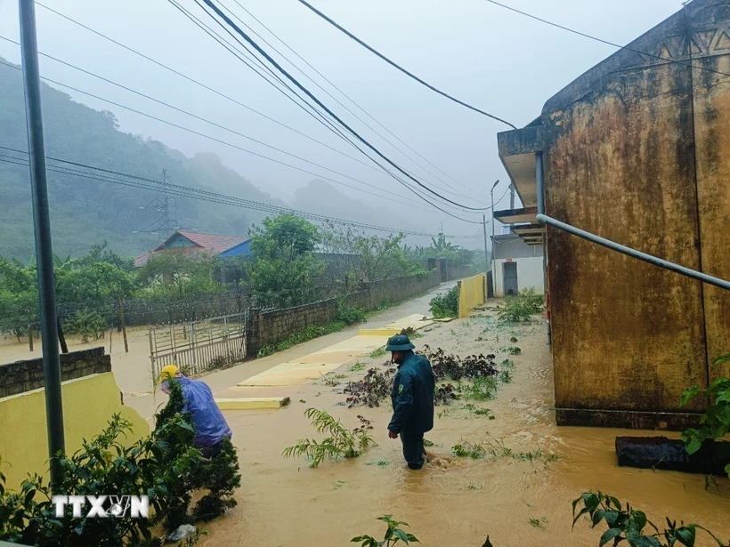 Mưa lũ gây ngập lụt tại huyện Vân Hồ. (Ảnh: TTXVN phát)