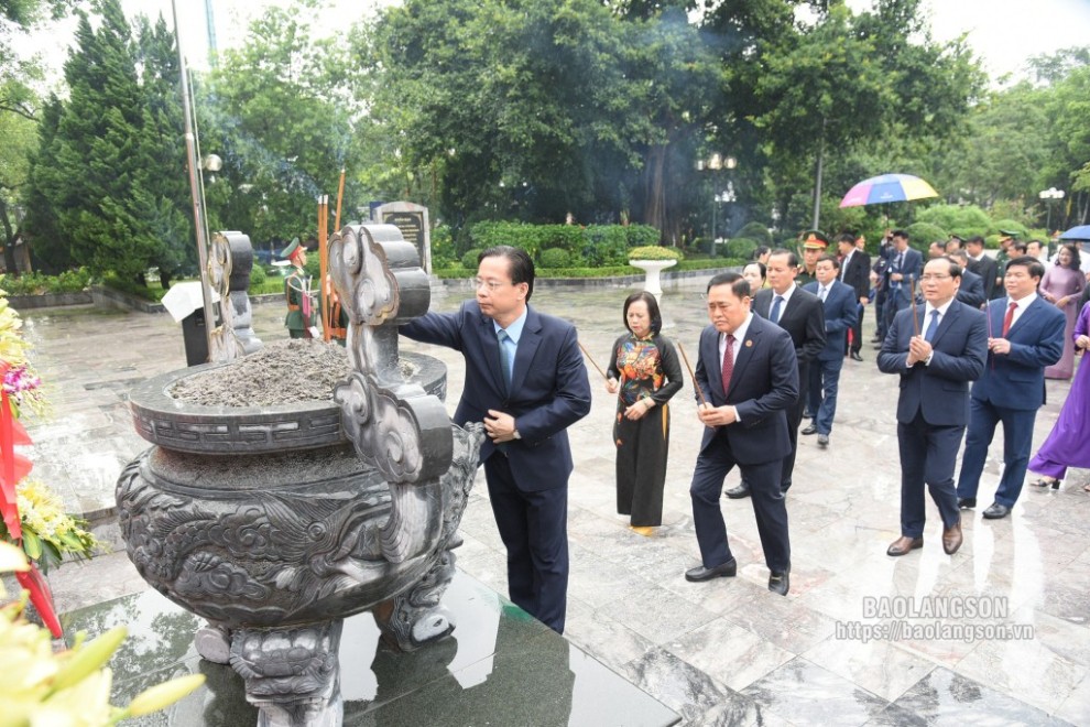 Đồng chí Hoàng Văn Nghiệm, Phó Bí thư Thường trực Tỉnh ủy, Trưởng Đoàn đại biểu Quốc hội tỉnh và các đại biểu dâng hương tại Tượng đài đồng chí Hoàng Văn Thụ