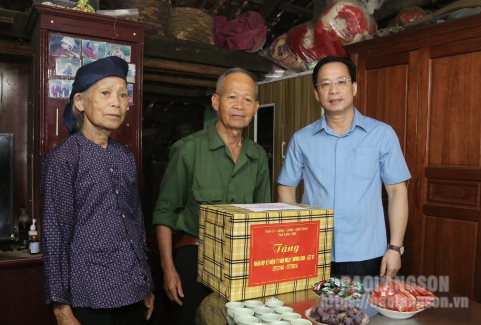 Đồng chí Hoàng Văn Nghiệm, Phó Bí thư Thường trực Tỉnh ủy, Trưởng Đoàn đại biểu Quốc hội tỉnh tặng quà gia đình thương binh Lành Thái Kiên