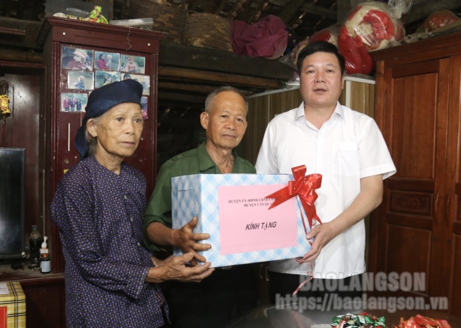 Lãnh đạo UBND huyện Văn Quan tặng quà gia đình thương binh Lành Thái Kiên