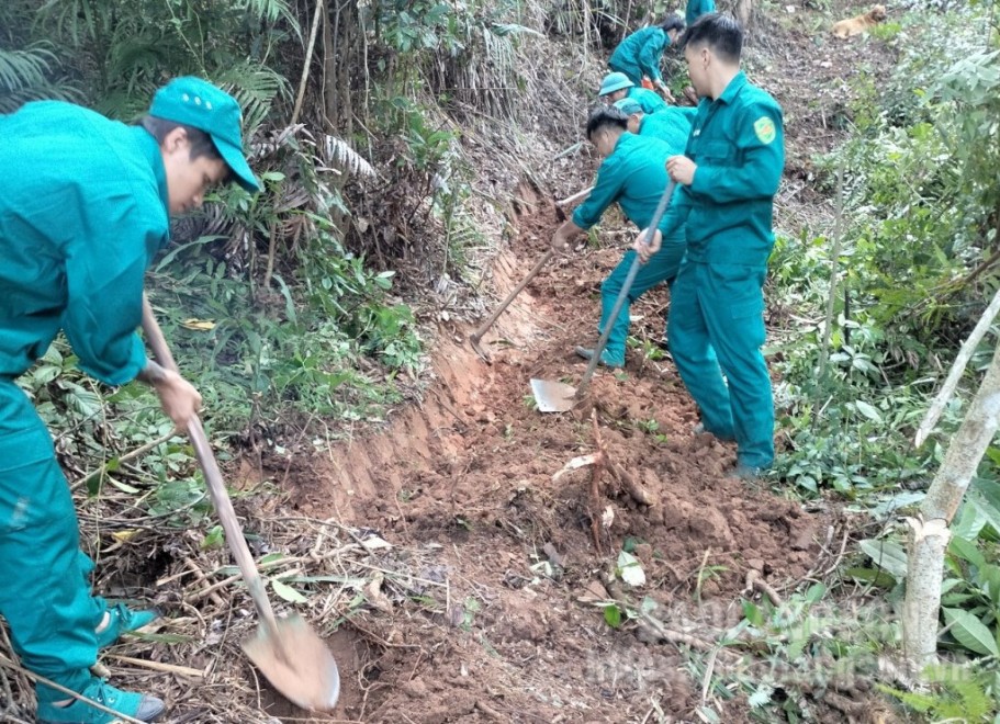 Các lực lượng tham gia khắc phục bước đầu tại vị trí nguy cơ sạt lở ở thôn Còn Chè, xã Tam Gia, huyện Lộc Bình