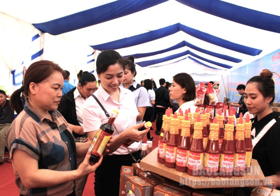 Đoàn viên được mua hàng ưu đãi trong chương trình Lễ phát động Tháng An toàn vệ sinh lao động và Tháng Công nhân năm 2024 do LĐLĐ tỉnh phối hợp với UBND tỉnh tổ chức