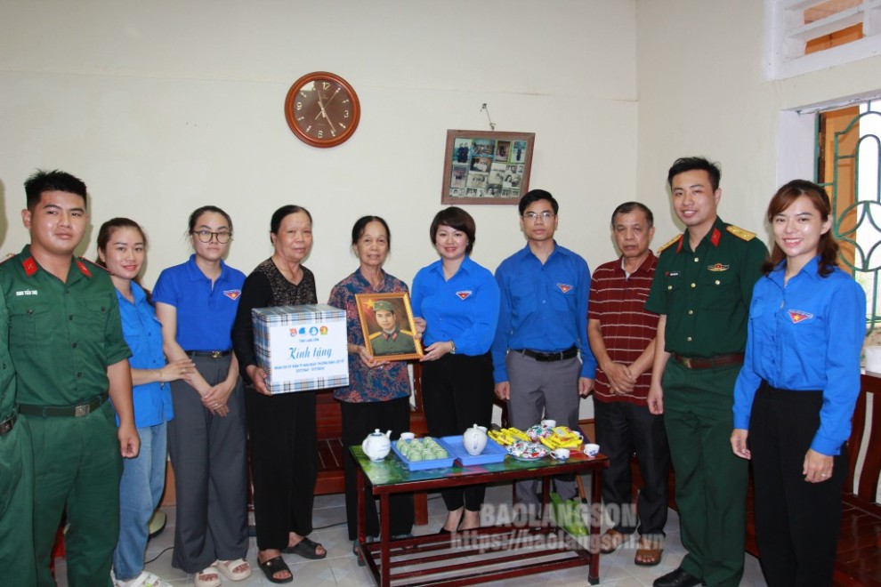 Lãnh đạo Tỉnh đoàn, thành đoàn và các đơn vị phối hợp tặng quà và ảnh phục chế chân dung liệt sĩ cho thân nhân  cho bà Lương Thị Pảo (là vợ Liệt sĩ Nông Ngọc Thanh) đường Trần Quang Khải