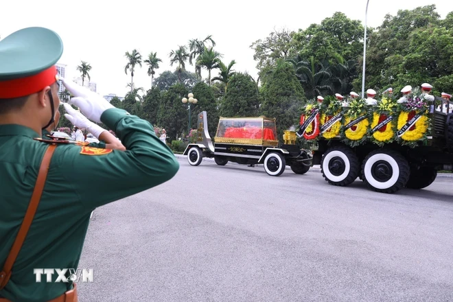 Xe chở linh cữu tại nghĩa trang Mai Dịch, thành phố Hà Nội. (Ảnh: Văn Điệp/TTXVN)