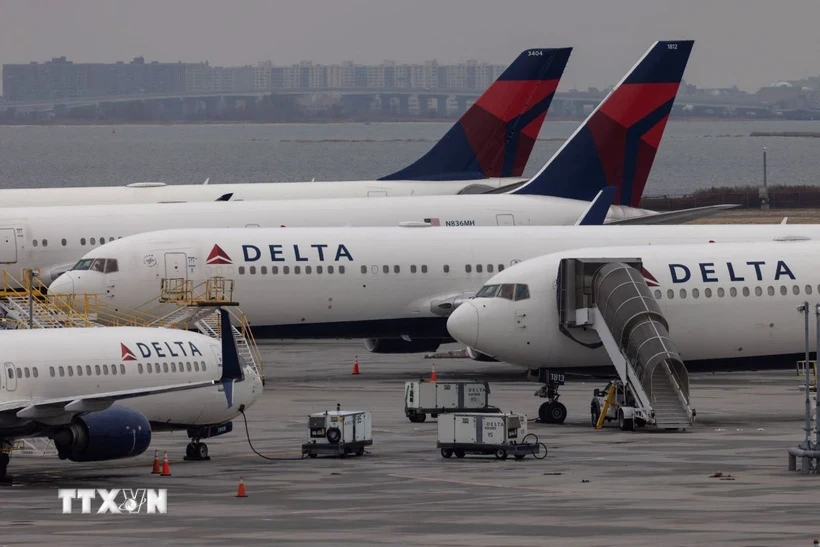 Máy bay của Hãng Delta tại sân bay quốc tế John F. Kennedy ở New York (Mỹ). (Ảnh: AFP/TTXVN)